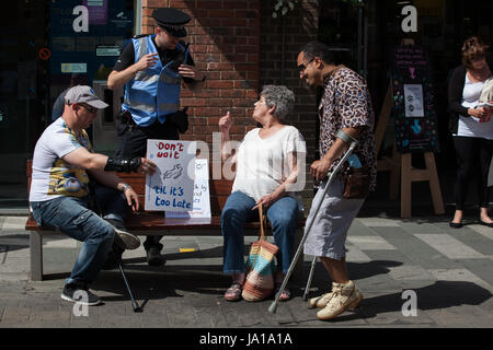 Maidenhead, UK. 3. Juni 2017. Aktivisten aus DPAC (behinderte Menschen gegen Kürzungen) Protest gegen die Regierung Kürzungen Invaliditätsleistungen in Premierminister Theresa May Maidenhead Wahlkreis. Stockfoto