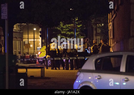 London, UK. 4. Juni 2017. Polizei und bewaffnete Antwort Einheiten reagieren auf terroristischen Anschlags auf der Londoner Brücke Samstagabend. Bei Anschlägen in London sind sechs Menschen getötet worden.  Bilder kurz nach Mitternacht Samstag Abend, Sonntag Morgen. Bildnachweis: Brayan Lopez/Alamy Live-Nachrichten Stockfoto