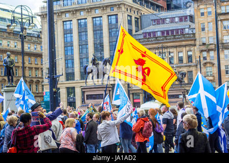 Glasgow, Schottland. 3. Juni 2017. Demonstration für die Unabhängigkeit von Schottland, Glasgow Schottland, 3. Juni 2017 gab es etwa 20 000 Menschen zur Unterstützung der Unabhängigkeit Schottlands entlang der Hauptstraßen von Glasgow, marschieren in Richtung Glasgow Green. Bildnachweis: Malgorzata Laris/Alamy Live-Nachrichten Stockfoto