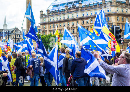 Glasgow, Schottland. 3. Juni 2017. Demonstration für die Unabhängigkeit von Schottland, Glasgow Schottland, 3. Juni 2017 gab es etwa 20 000 Menschen zur Unterstützung der Unabhängigkeit Schottlands entlang der Hauptstraßen von Glasgow, marschieren in Richtung Glasgow Green. Bildnachweis: Malgorzata Laris/Alamy Live-Nachrichten Stockfoto