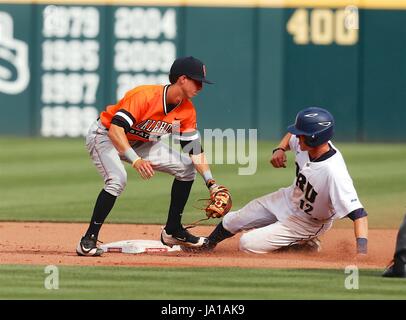 3. Juni 2017: ORU kurz vorbeischauen Dylan Snypes #12 Dias sicher in zweiten Durchgang versuchte Tag OSU zweiter Basisspieler Ryan Cash #1. Oral Roberts Golden Eagles besiegte die OSU Cowboys 14-6 Baum Stadium in Fayetteville, AR, Richey Miller/CSM Stockfoto