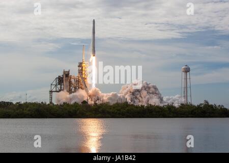 Cape Canaveral, Vereinigte Staaten von Amerika. 3. Juni 2017. Die SpaceX Falcon 9 Rakete mit dem Dragon-Raumschiff an Bord abhebt vom Launch Complex 39A am Kennedy Space Center 3. Juni 2017 in Cape Canaveral, Florida. Dragon trägt fast 6.000 Pfund für Wissenschaftsforschung, Besatzung Lieferungen und Hardware zur internationalen Raumstation ISS. Bildnachweis: Planetpix/Alamy Live-Nachrichten Stockfoto