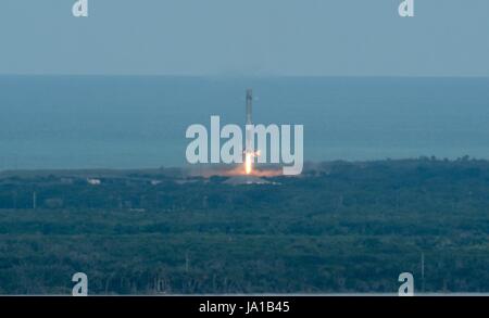 Cape Canaveral, Vereinigte Staaten von Amerika. 3. Juni 2017. SpaceX Falcon 9 Rakete zurück auf die Erde am Landeplatz 1 nach Anheben der Dragon-Raumschiff in den Orbit vom Launch Complex 39A am Kennedy Space Center in Cape Canaveral, Florida 3. Juni 2017 zu landen. Dragon trägt fast 6.000 Pfund für Wissenschaftsforschung, Besatzung Lieferungen und Hardware zur internationalen Raumstation ISS. Bildnachweis: Planetpix/Alamy Live-Nachrichten Stockfoto