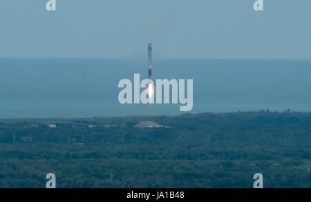 Cape Canaveral, Vereinigte Staaten von Amerika. 3. Juni 2017. SpaceX Falcon 9 Rakete zurück auf die Erde am Landeplatz 1 nach Anheben der Dragon-Raumschiff in den Orbit vom Launch Complex 39A am Kennedy Space Center in Cape Canaveral, Florida 3. Juni 2017 zu landen. Dragon trägt fast 6.000 Pfund für Wissenschaftsforschung, Besatzung Lieferungen und Hardware zur internationalen Raumstation ISS. Bildnachweis: Planetpix/Alamy Live-Nachrichten Stockfoto