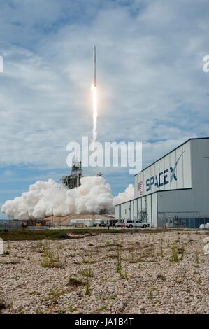 Cape Canaveral, Vereinigte Staaten von Amerika. 3. Juni 2017. Die SpaceX Falcon 9 Rakete mit dem Dragon-Raumschiff an Bord Blasten aus vom Launch Complex 39A am Kennedy Space Center 3. Juni 2017 in Cape Canaveral, Florida. Dragon trägt fast 6.000 Pfund für Wissenschaftsforschung, Besatzung Lieferungen und Hardware zur internationalen Raumstation ISS. Bildnachweis: Planetpix/Alamy Live-Nachrichten Stockfoto