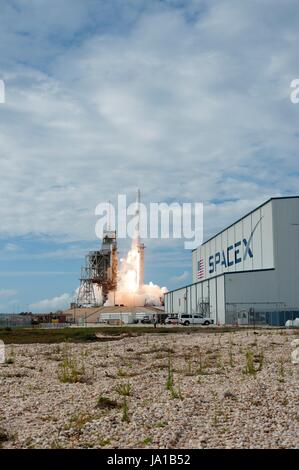 Cape Canaveral, Vereinigte Staaten von Amerika. 3. Juni 2017. Die SpaceX Falcon 9 Rakete mit dem Dragon-Raumschiff an Bord Blasten aus vom Launch Complex 39A am Kennedy Space Center 3. Juni 2017 in Cape Canaveral, Florida. Dragon trägt fast 6.000 Pfund für Wissenschaftsforschung, Besatzung Lieferungen und Hardware zur internationalen Raumstation ISS. Bildnachweis: Planetpix/Alamy Live-Nachrichten Stockfoto