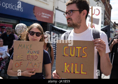 Maidenhead, UK. 3. Juni 2017. Aktivisten aus DPAC (behinderte Menschen gegen Kürzungen) Protest gegen die Regierung Kürzungen Invaliditätsleistungen in Premierminister Theresa May Maidenhead Wahlkreis. Bildnachweis: Mark Kerrison/Alamy Live-Nachrichten Stockfoto