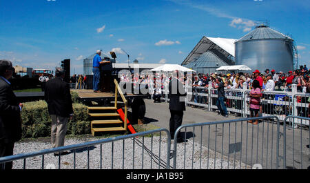 Boone, US 3. Juni 2017. Vice President Mike Pence befasst sich mit die Menge an Senator Joni Ernst (Republikaner aus Iowa) 3. jährlichen Braten und Fahrt Charilty Vorteil des zentralen Iowa Expro-Centers in Boone, Iowa, 3. Juni 2017. Bildnachweis: mark Reinstein/Alamy Live-Nachrichten Stockfoto