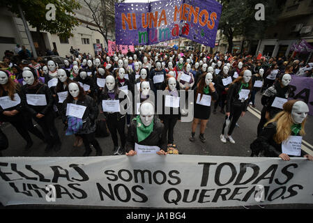 Buenos Aires, Argentinien. 3. Juni 2017. Menschen halten Papiere mit Namen von Opfern der geschlechtsspezifischen Gewalt während eines Marsches Ni Una Menos (nicht ein weniger) zum protest gegen Frauenmorden und Gewalt gegen Frauen in Buenos Aires, Argentinien. Die erste Demonstration wurde von feministischen und soziale Bewegungen in 2015 organisiert. Bildnachweis: Anton Velikzhanin/Alamy Live-Nachrichten Stockfoto