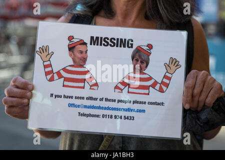 Maidenhead, UK. 3. Juni 2017. Ein Aktivist von DPAC (behinderte Menschen gegen Kürzungen) hält ein Schild Fragen über den Verbleib von Jeremy Hunt und Theresa May bevor ein Protest gegen die Regierung zu Invalidität in Premierminister Theresa May Maidenhead Wahlkreis schneidet. Bildnachweis: Mark Kerrison/Alamy Live-Nachrichten Stockfoto