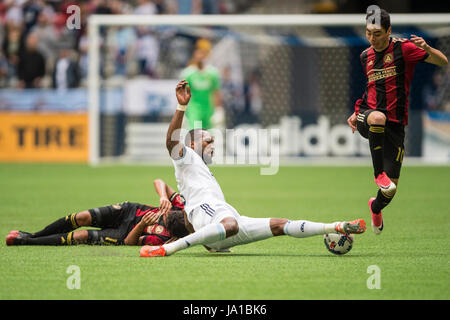 Vancouver, Kanada. 3. Juni 2017. Wie Yamil Asad (11) von Atlanta United, liegt auf dem Boden hinter ihm, weiter Kendall Waston (4) der Vancouver Whitecaps, spielt den Ball. Vancouver Atlanta 3-1 Niederlage. Vancouver Whitecaps Vs Atlanta United BC Place Stadium.  © Gerry Rousseau/Alamy Live-Nachrichten Stockfoto