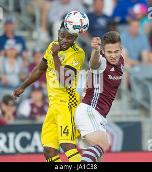 Commerce City, Colorado, USA. 3. Juni 2017. Mannschaft D WAYLON FRANCIS, links, leitet den Ball Weg von Stromschnellen F KEVIN DOYLE, rechts, während des 2.. Die Hälfte davon am Dicks Sporting Goods Park Samstagabend. Die Stromschnellen schlagen die Mannschaft 2: 1. Bildnachweis: Hector Acevedo/ZUMA Draht/Alamy Live-Nachrichten Stockfoto