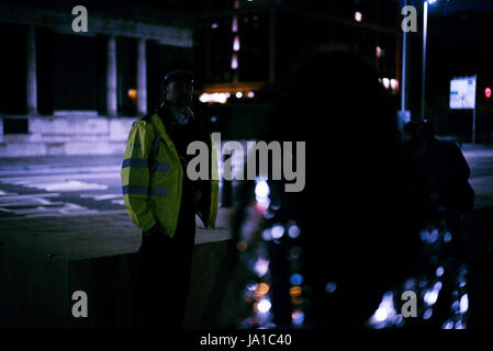 London, UK. 4. Juni 2016. Terroristischen Anschlags in London. Fotograf war in der Handlung gefangen. In einem Hotel mit Offizieren und Zivilisten und Leute aus der Szene bleiben musste. Während im Hotel der Fotograf Explosionen und Schüsse aus über den Fluss zu hören. Bildnachweis: Simon König/Alamy Live-Nachrichten Stockfoto