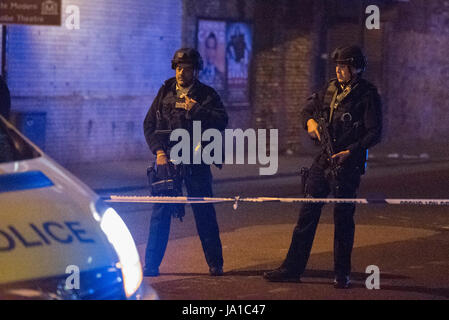 London, Vereinigtes Königreich. 4. Juni 2017. Polizei an Absperrungen um Borough Market und London Bridge nach einem Terroranschlag. Bildnachweis: Peter Manning / Alamy Live News Stockfoto