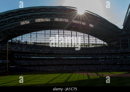 Milwaukee, WI, USA. 3. Juni 2017. Eine Übersicht über Aufnahme Miller Park aus dem linken Mittelfeld Tribüne während der Major League Baseball Spiel zwischen den Milwaukee Brewers und den Los Angeles Dodgers im Miller Park in Milwaukee, Wisconsin. John Fisher/CSM/Alamy Live-Nachrichten Stockfoto