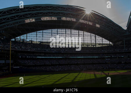 Milwaukee, WI, USA. 3. Juni 2017. Eine Übersicht über Aufnahme Miller Park aus dem linken Mittelfeld Tribüne während der Major League Baseball Spiel zwischen den Milwaukee Brewers und den Los Angeles Dodgers im Miller Park in Milwaukee, Wisconsin. John Fisher/CSM/Alamy Live-Nachrichten Stockfoto