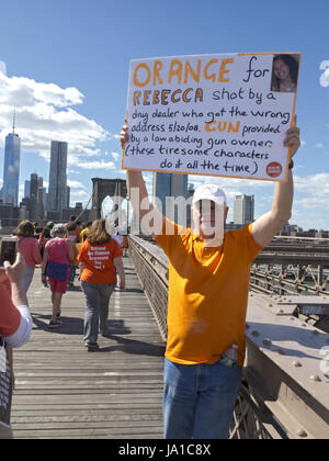 Brooklyn, USA, 3.. Juni 2017. Hunderte von Menschen marschieren über die Brooklyn Bridge, um eine Reform der Waffengesetzgebung zu fordern. Vater hält Foto von Kind, das Opfer von Waffengewalt war. Stockfoto