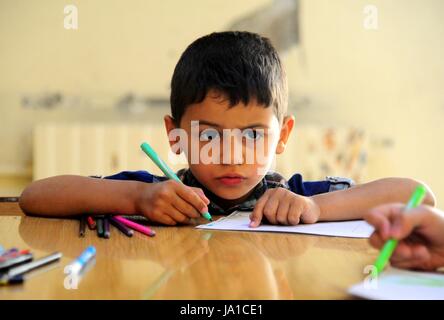 Peking, Syrien, China. 1. Juni 2017. Ein Obdachloser Kind stützt sich in seiner Wohneinheit im SOS Kinderdorf für Pflegefamilien in Damaskus, Syrien, auf 1. Juni 2017. An das SOS Kinderdorf für Pflegefamilien in der Nähe von Damaskus sind Zehntausende obdachlose Kinder, ihre Eltern verloren, die entweder in den Krieg oder deren Eltern geschieden oder sozial ausgegrenzt wurden, von Frauen gestellt, die Sie lieben und Mutter anrufen. Bildnachweis: Ammar/Xinhua/Alamy Live-Nachrichten Stockfoto