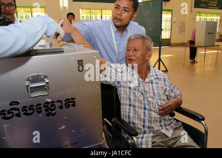 Phnom Penh, Kambodscha. 4. Juni 2017. Ein behinderter Mensch setzt seinen Stimmzettel in eine Wahlurne in der Provinz Kandal, Kambodscha, auf 4. Juni 2017. Die Gemeinde Wahlen startete in Kambodscha am Sonntag nach einem zweiwöchigen Wahlkampf. Bildnachweis: Sovannara/Xinhua/Alamy Live-Nachrichten Stockfoto