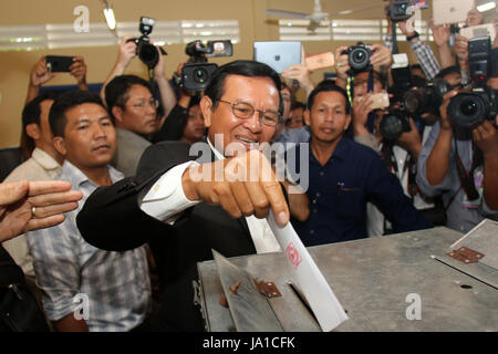 Phnom Penh, Kambodscha. 4. Juni 2017. Kem Sokha, Präsident der Opposition Kambodscha National Rescue Party (CNRP), stellt seinen Stimmzettel in eine Wahlurne in Phnom Penh, Kambodscha, auf 4. Juni 2017. Die Gemeinde Wahlen startete in Kambodscha am Sonntag nach einem zweiwöchigen Wahlkampf. Bildnachweis: Sovannara/Xinhua/Alamy Live-Nachrichten Stockfoto