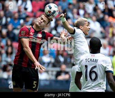 Vancouver, Vancouver. 3. Juni 2017. Atlanta United FC Leandro Gonzalez Pirez (L) und Vancouver Whitecap Fredy Montero konkurrieren um die Kugel während der regulären Saison-Aktion im BC Place Stadium in Vancouver, Kanada am 3. Juni 2017. Die Vancouver Whitecaps gewann 3: 1. Bildnachweis: Andrew Soong/Xinhua/Alamy Live-Nachrichten Stockfoto