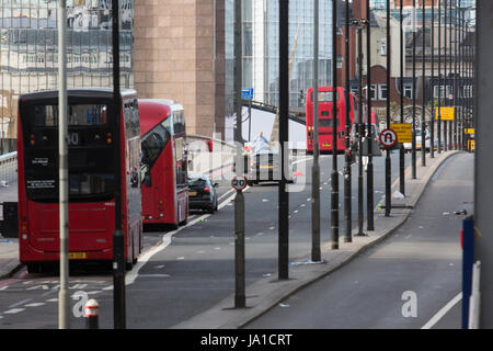 London, UK. 4. Juni 2017. Polizei und Szene des Verbrechens Offiziere untersuchen die Website von der London Bridge-Terror-Anschlag des 3. Juni 2017. Bildnachweis: Lebendige Bilder/Alamy Live-Nachrichten Stockfoto