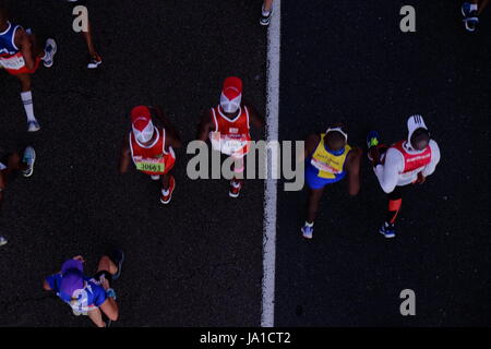 Durban, Südafrika, 4. Juni 2017. Kameraden Marathon. Teilnahme an der 2017 Kameraden Marathon Läufer sind auf ihrem Weg entlang der Strecke zwischen Durban und Pietermaritzburg in den frühen Morgenstunden außerhalb Westville jubelten. Bildnachweis: Paul Gregg Notizbuch Afrika/Alamy Live-Nachrichten Stockfoto