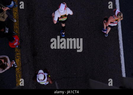 Durban, Südafrika, 4. Juni 2017. Kameraden Marathon. Teilnahme an der 2017 Kameraden Marathon Läufer sind auf ihrem Weg entlang der Strecke zwischen Durban und Pietermaritzburg in den frühen Morgenstunden außerhalb Westville jubelten. Bildnachweis: Paul Gregg Notizbuch Afrika/Alamy Live-Nachrichten Stockfoto