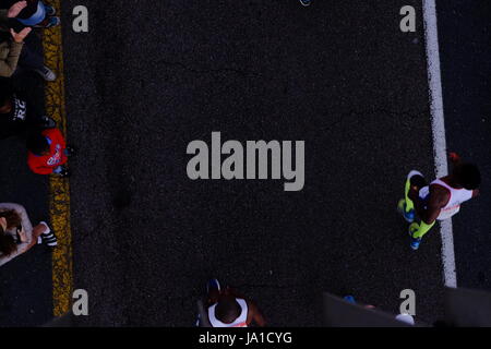 Durban, Südafrika, 4. Juni 2017. Kameraden Marathon. Teilnahme an der 2017 Kameraden Marathon Läufer sind auf ihrem Weg entlang der Strecke zwischen Durban und Pietermaritzburg in den frühen Morgenstunden außerhalb Westville jubelten. Bildnachweis: Paul Gregg Notizbuch Afrika/Alamy Live-Nachrichten Stockfoto