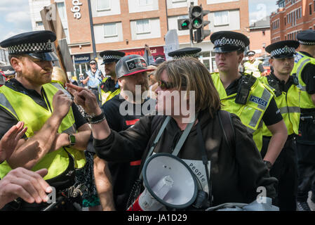 Maidenhead, UK. 3. Juni 2017. Polizei umgeben deaktiviert Menschen gegen schneidet Demonstranten blockieren einer Hauptstraße in der Stadt aus Protest in Theresa May Wahlkreis gegen die Tory-Regierung, die erste in der Welt zu werden von der schweren und systematischen Menschenrechtsverletzungen behinderte Menschen von der UNO für schuldig befunden und sag ihnen, dass sie von der Straße bekommen müssen. Paula Peters lässt die Polizei wissen, was sie davon hält, nachdem sie ihr, mit Verhaftung gedroht haben zu bekommen ihr, von der Straße zu bewegen. Bildnachweis: ZUMA Press, Inc./Alamy Live-Nachrichten Stockfoto