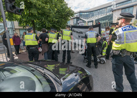 Maidenhead, UK. 3. Juni 2017. Polizei umgeben deaktiviert Menschen gegen schneidet Demonstranten blockieren einer Hauptstraße in der Stadt aus Protest in Theresa May Wahlkreis gegen die Tory-Regierung, die erste in der Welt zu werden von der schweren und systematischen Menschenrechtsverletzungen behinderte Menschen von der UNO für schuldig befunden und sag ihnen, dass sie von der Straße bekommen müssen. Langsam Poice erhalten die Demonstranten auf, abseits der Straße zu bewegen, die sie für etwa 15 Minuten blockiert haben. Bildnachweis: ZUMA Press, Inc./Alamy Live-Nachrichten Stockfoto