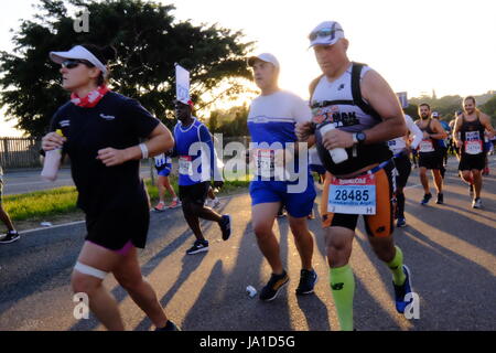 Durban, Südafrika, 4. Juni 2017. Kameraden Marathon. Teilnahme an der 2017 Kameraden Marathon Läufer sind auf ihrem Weg entlang der Strecke zwischen Durban und Pietermaritzburg in den frühen Morgenstunden außerhalb Westville jubelten. Bildnachweis: Paul Gregg Notizbuch Afrika/Alamy Live-Nachrichten Stockfoto