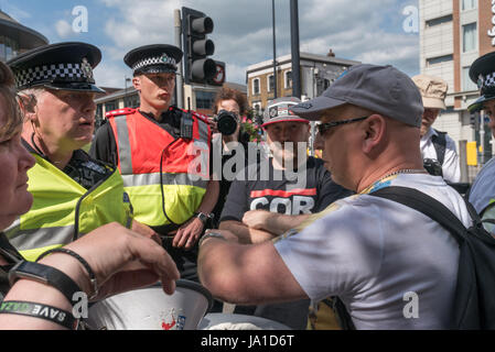 Maidenhead, UK. 3. Juni 2017. Polizei umgeben deaktiviert Menschen gegen schneidet Demonstranten blockieren einer Hauptstraße in der Stadt aus Protest in Theresa May Wahlkreis gegen die Tory-Regierung, die erste in der Welt zu werden von der schweren und systematischen Menschenrechtsverletzungen behinderte Menschen von der UNO für schuldig befunden und sag ihnen, dass sie von der Straße bekommen müssen. Bieten sie nach 20 Minuten bewegen aber die Polizei sagt, sie jetzt verlassen müssen. Bildnachweis: ZUMA Press, Inc./Alamy Live-Nachrichten Stockfoto