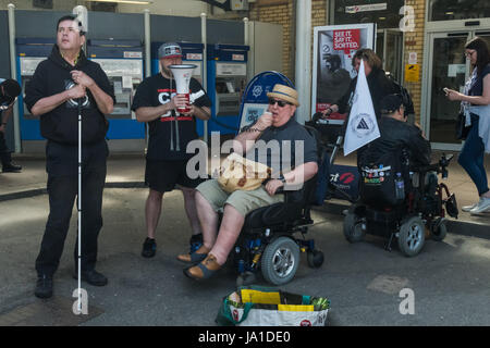 Maidenhead, UK. 3. Juni 2017. Behinderte Menschen gegen Kürzungen (DPAC) halten eine kurze Rallye in Maidenhead Station am Anfang ihres Protestes in Theresa May Wahlkreis gegen die Tory-Regierung, der erste in der Welt, von den Vereinten Nationen von den schweren und systematischen Menschenrechtsverletzungen behinderte Menschen für schuldig befunden werden. Die Kürzungen, die sie gemacht haben, seit 2010 9 Mal die Auswirkungen auf behinderte Menschen als auf jede andere Gruppe 19 Mal hatten mehr für diejenigen mit der höchsten Unterstützung braucht. Bildnachweis: ZUMA Press, Inc./Alamy Live-Nachrichten Stockfoto