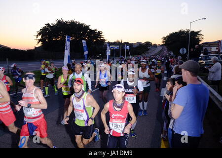 Durban, Südafrika, 4. Juni 2017. Kameraden Marathon. Teilnahme an der 2017 Kameraden Marathon Läufer sind auf ihrem Weg entlang der Strecke zwischen Durban und Pietermaritzburg in den frühen Morgenstunden außerhalb Westville jubelten. Bildnachweis: Paul Gregg Notizbuch Afrika/Alamy Live-Nachrichten Stockfoto