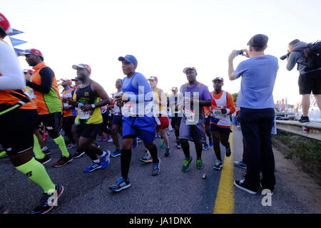 Durban, Südafrika, 4. Juni 2017. Kameraden Marathon. Teilnahme an der 2017 Kameraden Marathon Läufer sind auf ihrem Weg entlang der Strecke zwischen Durban und Pietermaritzburg in den frühen Morgenstunden außerhalb Westville jubelten. Bildnachweis: Paul Gregg Notizbuch Afrika/Alamy Live-Nachrichten Stockfoto