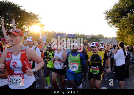 Durban, Südafrika, 4. Juni 2017. Kameraden Marathon. Teilnahme an der 2017 Kameraden Marathon Läufer sind auf ihrem Weg entlang der Strecke zwischen Durban und Pietermaritzburg in den frühen Morgenstunden außerhalb Westville jubelten. Bildnachweis: Paul Gregg Notizbuch Afrika/Alamy Live-Nachrichten Stockfoto