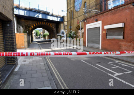 London, UK. 4. Juni 2017. Polizei Absperrungen weiterhin im Ort nahe London Bridge nach der vergangenen Nacht Terroranschlag wo ein gemeldeten drei Angreifer wurden von der Polizei erschossen und sieben Mitglieder der Öffentlichkeit starb, nachdem er mit Messern angegriffen. Bildnachweis: Stephen Chung/Alamy Live-Nachrichten Stockfoto