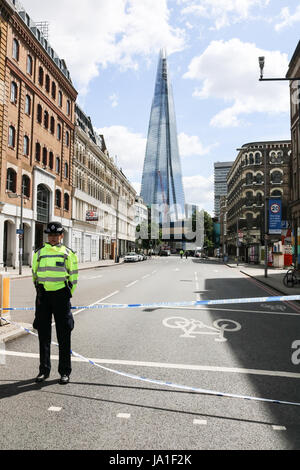 London, UK. 4. Juni 2017. Polizei abgesperrt Borough Market, der Öffentlichkeit nach dem Angriff der London Bridge und tödliche Messerstechereien am 3. Juni Credit: Amer Ghazzal/Alamy Live-Nachrichten Stockfoto