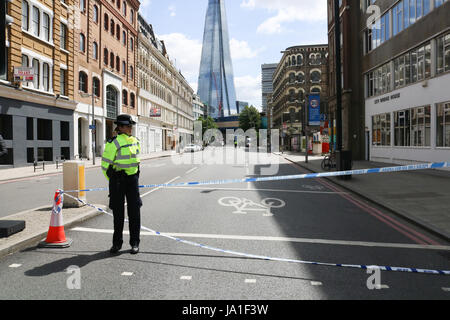 London, UK. 4. Juni 2017. Polizei abgesperrt Borough Market und Ausfahrten zur London Bridge, die Öffentlichkeit nach der London Bridge Angriff und tödliche Messerstechereien am 3. Juni als Kredit Terror Untersuchung durchgeführt wird: Amer Ghazzal/Alamy Live-Nachrichten Stockfoto