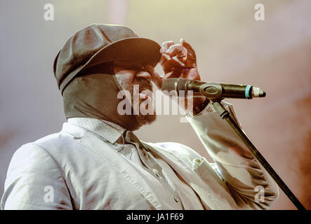 Hamburg, Deutschland. 3. Juni 2017. US-amerikanische Sängerin Gregory Porter führt auf dem Gelände der Bohm Und Voss Werft während des Elbjazz Festivals in Hamburg, Deutschland, 3. Juni 2017. Foto: Markus Scholz/Dpa/Alamy Live News Stockfoto