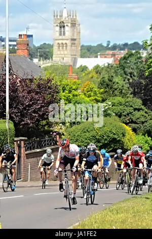 Melton Mowbray, UK. 4. Juni 2017. Junioren Radrennen das härteste Rennen der Junioren, eine fantastische Veranstaltung für Spektakel im Junioren-Rennen starten. Bildnachweis: Clifford Norton/Alamy Live-Nachrichten Stockfoto