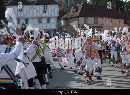 Thaxted, Essex, England. 3. Juni 2017. Thaxted Morris Weekend 3-4 Juni 2017 der Mitgliedsvereine des Morris Ring feiert den 90. Jahrestag der Gründung des Team in Thaxted, North West Essex, England UK oder Thaxted Morris Dancing Seite treffen. Masse tanzen unter der Leitung von Thaxted Seite in rot und weiß in Thaxted Stadt Straße. Hunderte von Moriskentänzer aus dem Vereinigten Königreich und in diesem Jahr die meiste Silkeborg Seite aus Dänemark Samstag Tanz außerhalb Kneipen in den umliegenden Dörfern, wo viel Bier konsumiert wird. Am späten Nachmittag versammeln sich alle Seiten in Thaxted wo massierten tanzen durchgeführt Alo ist Stockfoto