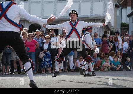 Thaxted, Essex, England. 3. Juni 2017. Thaxted Morris Weekend 3-4 Juni 2017 der Mitgliedsvereine des Morris Ring feiert den 90. Jahrestag der Gründung des Team in Thaxted, North West Essex, England UK oder Thaxted Morris Dancing Seite treffen. Mitglieder der Silkeborg Seite aus Dänemark führen in Stadt Straße Thaxted, Essex. Hunderte von Moriskentänzer aus dem Vereinigten Königreich und in diesem Jahr die meiste Silkeborg Seite aus Dänemark Samstag Tanz außerhalb Kneipen in den umliegenden Dörfern, wo viel Bier konsumiert wird. Am späten Nachmittag versammeln sich alle Seiten in Thaxted wo massierten tanzen durchgeführt Alon ist Stockfoto