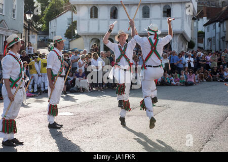 Thaxted, Essex, England. 3. Juni 2017. Thaxted Morris Weekend 3-4 Juni 2017 der Mitgliedsvereine des Morris Ring feiert den 90. Jahrestag der Gründung des Team in Thaxted, North West Essex, England UK oder Thaxted Morris Dancing Seite treffen. Mitglieder des Winchester Seite Peform in Stadt Straße Thaxted Essex in den Abend tanzen. Hunderte von Moriskentänzer aus dem Vereinigten Königreich und in diesem Jahr die meiste Silkeborg Seite aus Dänemark Samstag Tanz außerhalb Kneipen in den umliegenden Dörfern, wo viel Bier konsumiert wird. Am späten Nachmittag versammeln sich alle Seiten in Thaxted wo massierten tanzen Perf ist Stockfoto