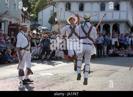 Thaxted, Essex, England. 3. Juni 2017. Thaxted Morris Weekend 3-4 Juni 2017 der Mitgliedsvereine des Morris Ring feiert den 90. Jahrestag der Gründung des Team in Thaxted, North West Essex, England UK oder Thaxted Morris Dancing Seite treffen. Mitglieder des Winchester Seite Peform in Stadt Straße Thaxted Essex in den Abend tanzen. Hunderte von Moriskentänzer aus dem Vereinigten Königreich und in diesem Jahr die meiste Silkeborg Seite aus Dänemark Samstag Tanz außerhalb Kneipen in den umliegenden Dörfern, wo viel Bier konsumiert wird. Am späten Nachmittag versammeln sich alle Seiten in Thaxted wo massierten tanzen Perf ist Stockfoto