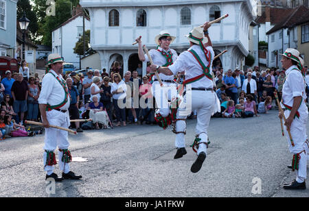 Thaxted, Essex, England. 3. Juni 2017. Thaxted Morris Weekend 3-4 Juni 2017 der Mitgliedsvereine des Morris Ring feiert den 90. Jahrestag der Gründung des Team in Thaxted, North West Essex, England UK oder Thaxted Morris Dancing Seite treffen. Mitglieder des Winchester Seite Peform in Stadt Straße Thaxted Essex in den Abend tanzen. Hunderte von Moriskentänzer aus dem Vereinigten Königreich und in diesem Jahr die meiste Silkeborg Seite aus Dänemark Samstag Tanz außerhalb Kneipen in den umliegenden Dörfern, wo viel Bier konsumiert wird. Am späten Nachmittag versammeln sich alle Seiten in Thaxted wo massierten tanzen Perf ist Stockfoto