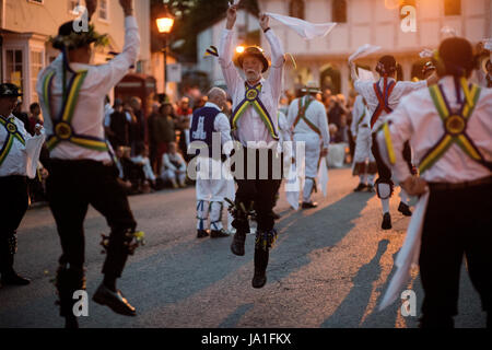 Thaxted, Essex, England. 3. Juni 2017. Thaxted Morris Weekend 3-4 Juni 2017 der Mitgliedsvereine des Morris Ring feiert den 90. Jahrestag der Gründung des Team in Thaxted, North West Essex, England UK oder Thaxted Morris Dancing Seite treffen. Thelwalls Seite von Warrington mit anderen in Masse tanzen in Stadt Straße Thaxted Essex während der Abend tanzen führen. Hunderte von Moriskentänzer aus dem Vereinigten Königreich und in diesem Jahr die meiste Silkeborg Seite aus Dänemark Samstag Tanz außerhalb Kneipen in den umliegenden Dörfern, wo viel Bier konsumiert wird. Bildnachweis: BRIAN HARRIS/Alamy Live-Nachrichten Stockfoto