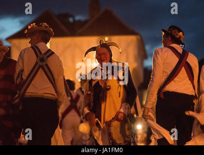 Thaxted, Essex, England. 3. Juni 2017. Thaxted Morris Weekend 3-4 Juni 2017 der Mitgliedsvereine des Morris Ring feiert den 90. Jahrestag der Gründung des Team in Thaxted, North West Essex, England UK oder Thaxted Morris Dancing Seite treffen. Der Narr von der Thelwell Seite von Warrington während der Abendmesse tanzen in Stadt Straße Thaxted Essex hundert von Morris Dancers aus Großbritannien und dieses Jahr die meiste Silkeborg Seite aus Dänemark Samstag Tanz außerhalb Kneipen in den umliegenden Dörfern, wo viel Bier konsumiert wird. Bildnachweis: BRIAN HARRIS/Alamy Live-Nachrichten Stockfoto