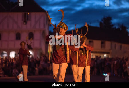 Thaxted, Essex, England. 3. Juni 2017. Thaxted Morris Weekend 3-4 Juni 2017 der Mitgliedsvereine des Morris Ring feiert den 90. Jahrestag der Gründung des Team in Thaxted, North West Essex, England UK oder Thaxted Morris Dancing Seite treffen. Hunderte von Moriskentänzer aus dem Vereinigten Königreich und in diesem Jahr die meiste Silkeborg Seite aus Dänemark Samstag Tanz außerhalb Kneipen in den umliegenden Dörfern, wo viel Bier konsumiert wird. Am späten Nachmittag versammeln sich alle Seiten in Thaxted wo massierten tanzen ausgeführt entlang der Straße ist. Bildnachweis: BRIAN HARRIS/Alamy Live-Nachrichten Stockfoto